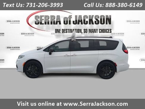 Used 2024 Chrysler Pacifica Limited w/ Uconnect Theater Family Group AWD/4WD image 1