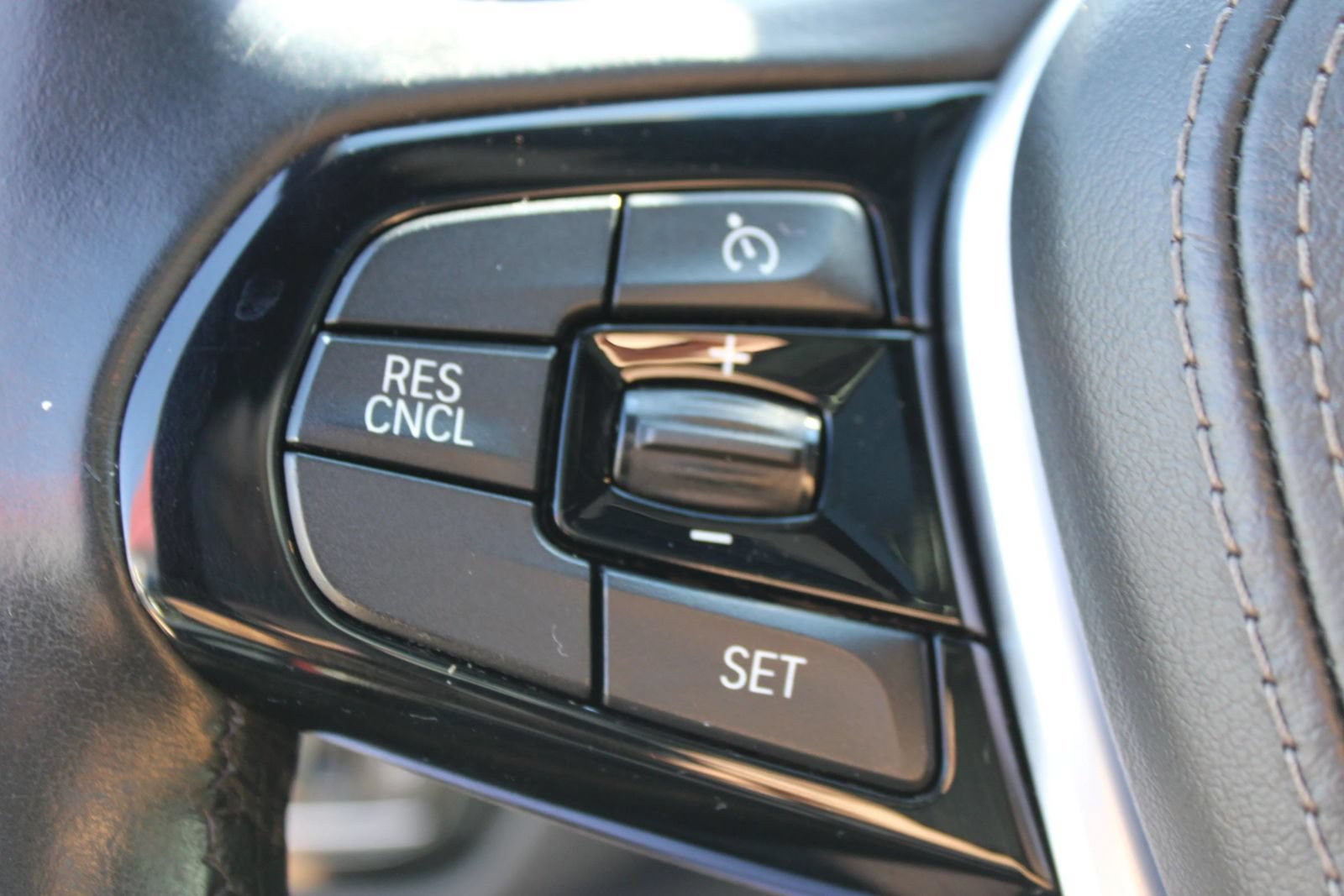 Used 2019 BMW 530e w/ Premium Package RWD image 25