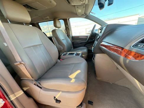 Used 2015 Chrysler Town & Country Touring-L w/ Driver Convenience Group image 21