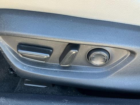 Used 2025 Toyota Camry SE image 9