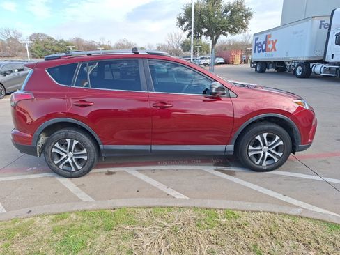 Used 2018 Toyota RAV4 LE image 7