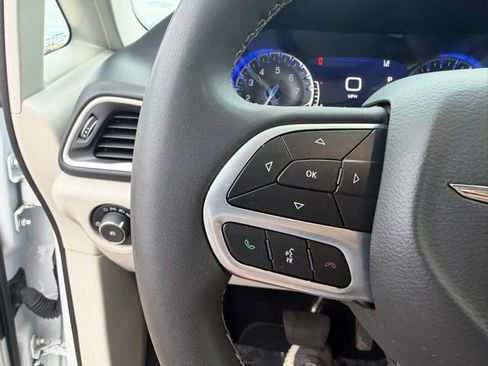 Used 2024 Chrysler Pacifica Touring-L FWD image 19