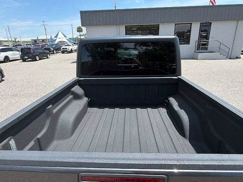 Used 2023 Jeep Gladiator Sport AWD/4WD image 12