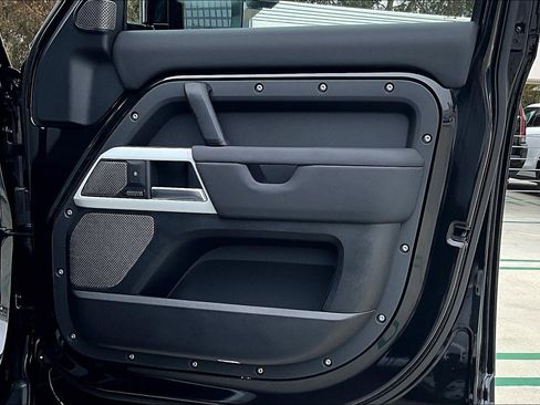 Used 2024 Land Rover Defender 110 SE image 28