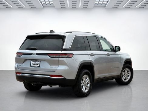 Used 2024 Jeep Grand Cherokee Laredo RWD image 6