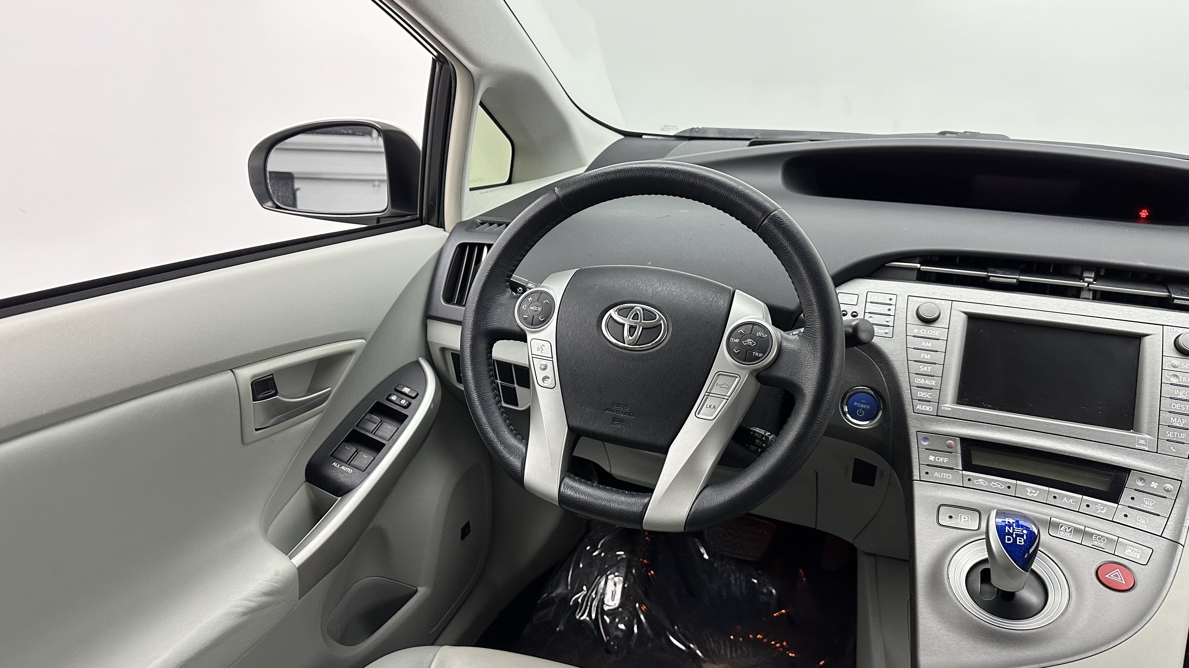 Used 2015 Toyota Prius Five w/ Advanced Technology Package FWD image 30