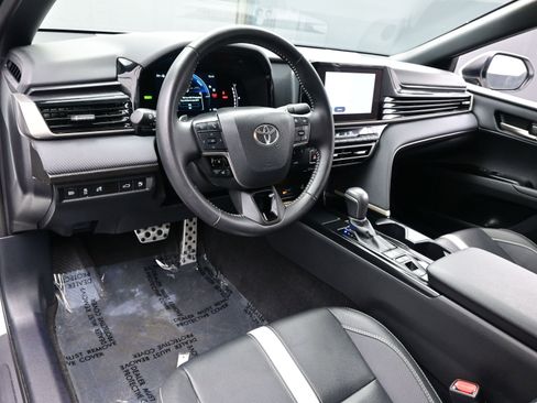 Used 2025 Toyota Camry SE image 13