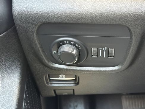 Used 2023 Jeep Grand Cherokee L Laredo RWD image 12