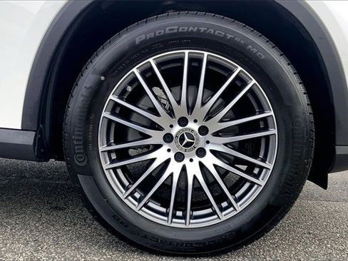 Used 2025 Mercedes-Benz GLC 300 4MATIC image 9
