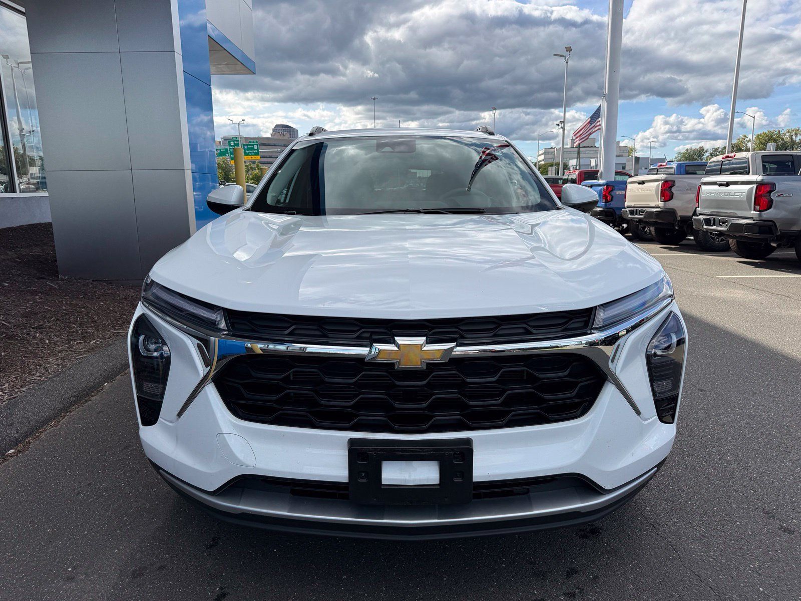 Used 2025 Chevrolet Trax LT FWD image 3