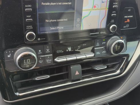 Used 2020 Toyota Highlander XLE image 20