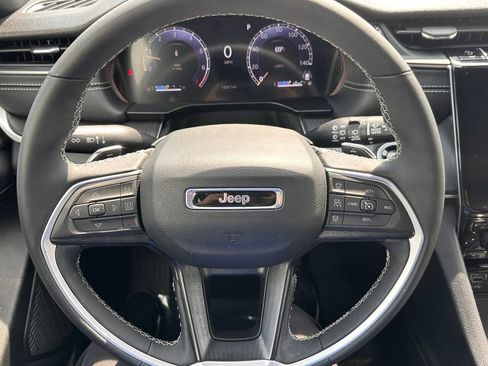 Used 2025 Jeep Grand Cherokee Altitude AWD/4WD image 30