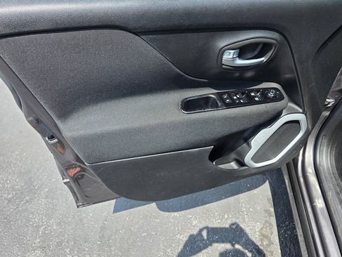 Used 2020 Jeep Renegade Latitude FWD image 22