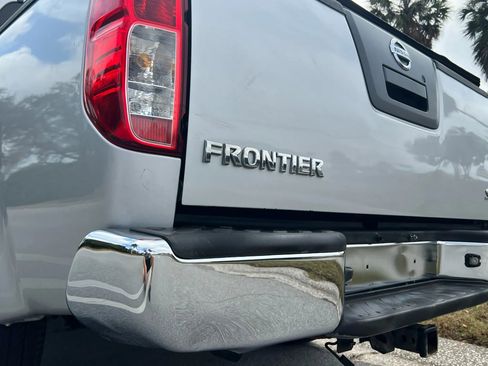 Used 2012 Nissan Frontier SL w/ Moonroof Pkg image 39