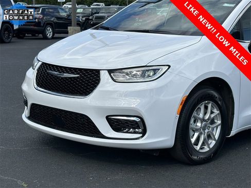 Used 2025 Chrysler Pacifica Select image 29