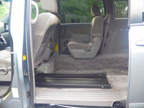 Used 2010 Toyota Sienna LE FWD image 13