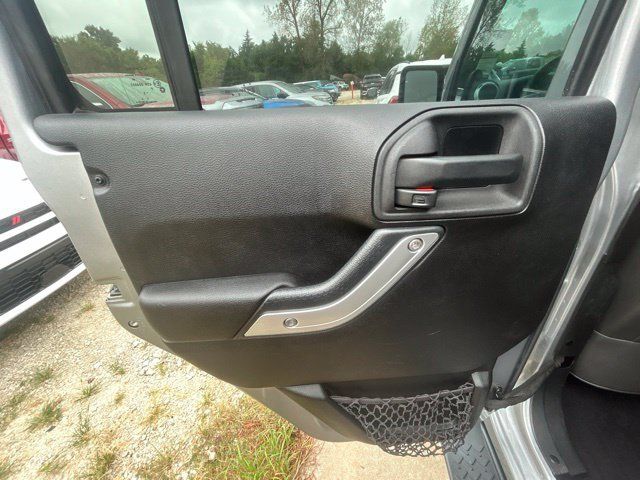 Used 2014 Jeep Wrangler Unlimited Rubicon w/ Connectivity Group AWD/4WD image 13