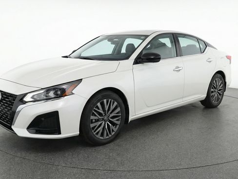 Used 2025 Nissan Altima 2.5 SV FWD image 3