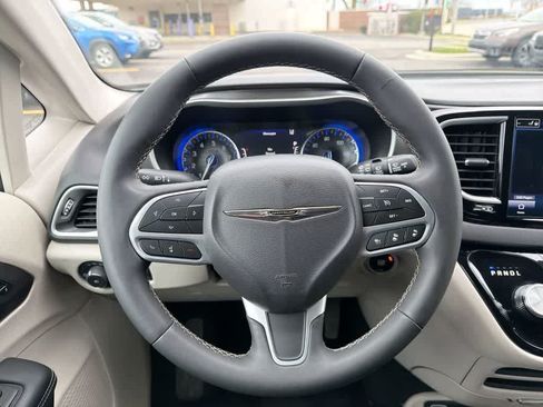 Used 2024 Chrysler Pacifica Touring-L FWD image 27