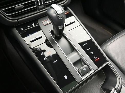 Certified 2023 Porsche Macan Turbo AWD/4WD image 21