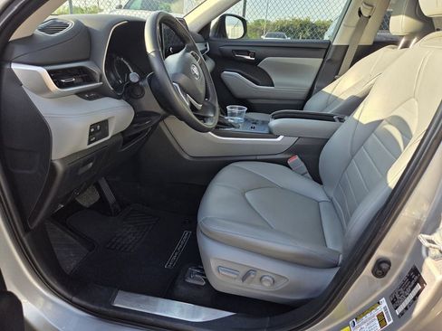 Used 2024 Toyota Highlander XLE image 3