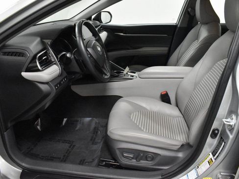 Used 2021 Toyota Camry SE w/ Cold Weather Package image 12