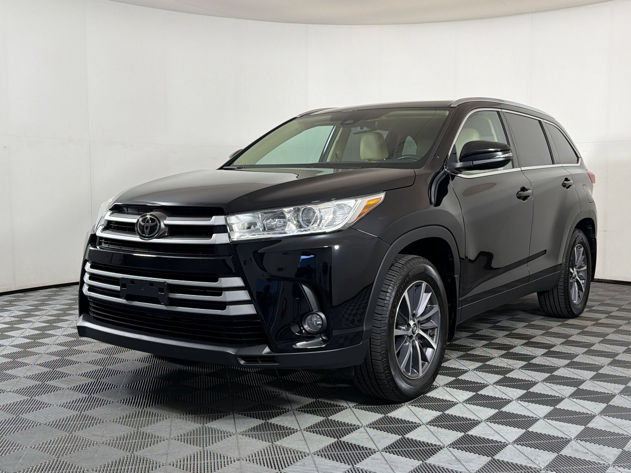Used 2019 Toyota Highlander XLE AWD/4WD image 1