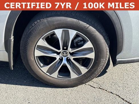 Used 2024 Toyota Highlander XLE AWD/4WD image 7