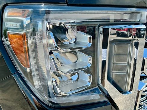 Used 2022 GMC Sierra 2500 Denali w/ Denali Ultimate Package AWD/4WD image 8