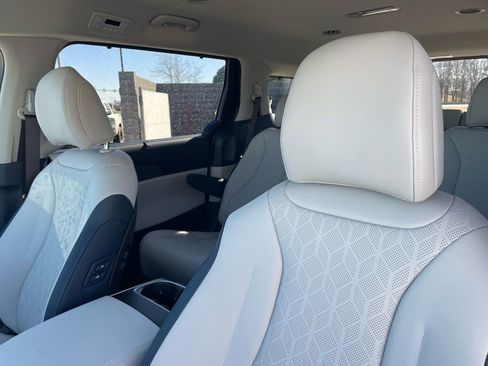 New 2026 Kia Carnival EX FWD image 24