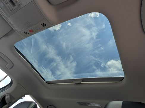 Used 2025 Volkswagen Jetta SE w/ Sunroof Package FWD image 15