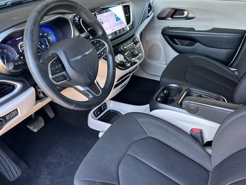 Used 2021 Chrysler Pacifica Touring FWD image 10
