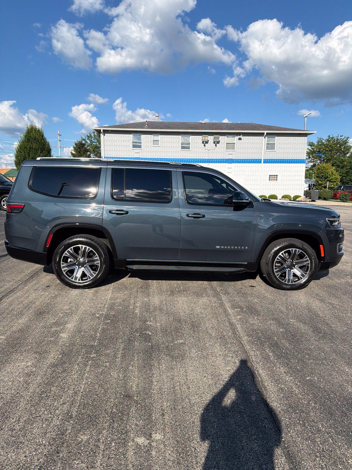 Used 2023 Jeep Wagoneer 4WD w/ Premium Group I image 6