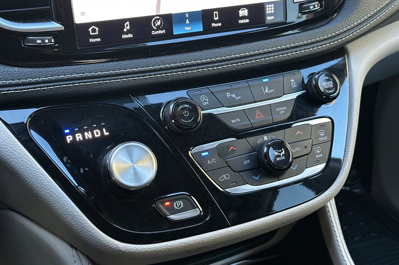 Used 2023 Chrysler Pacifica Limited FWD image 28