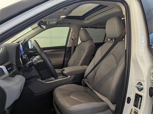 Used 2023 Toyota Highlander L image 5