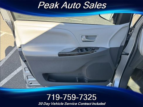 Used 2016 Toyota Sienna XLE Premium image 12