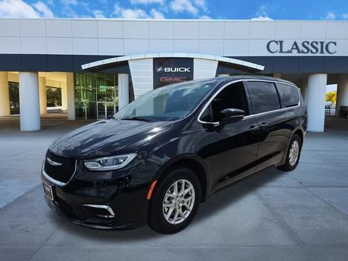 Used 2025 Chrysler Pacifica Select FWD image 4