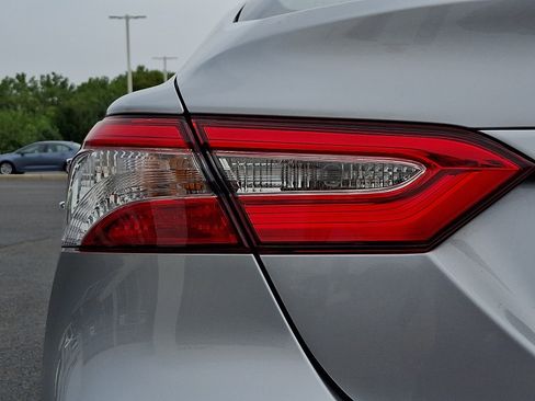 Used 2018 Toyota Camry FWD image 28
