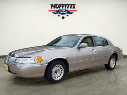 Used 2000 Lincoln Town Car Executive