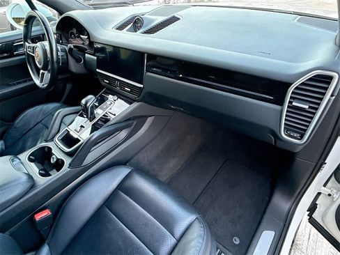 Used 2020 Porsche Cayenne image 34