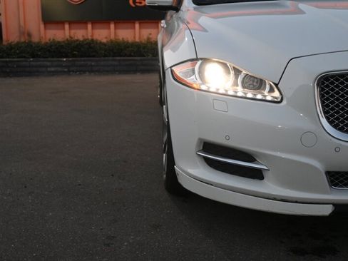 Used 2015 Jaguar XJ image 3