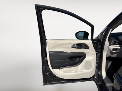 Used 2024 Chrysler Pacifica Touring-L FWD image 36