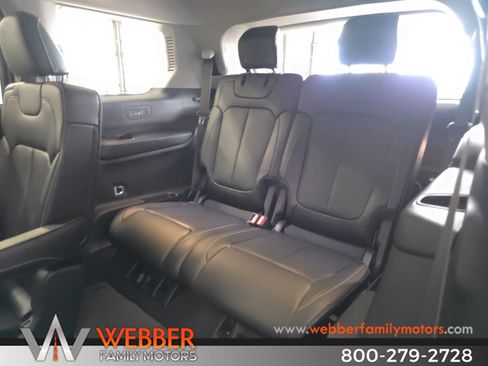 Used 2023 Jeep Grand Cherokee L Limited w/ Black Appearance Package AWD/4WD image 21
