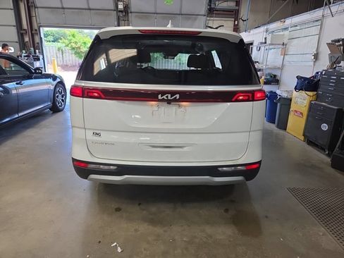 Used 2024 Kia Carnival LX FWD image 2