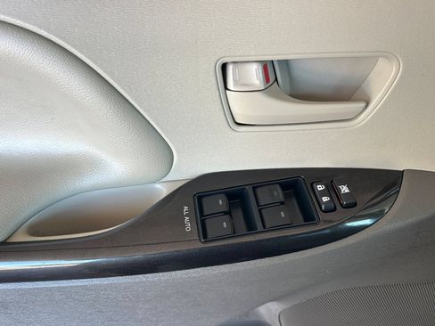 Used 2012 Toyota Sienna LE FWD image 8