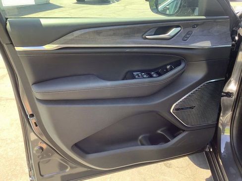 New 2023 Jeep Grand Cherokee Overland w/ Luxury Tech Group IV image 9