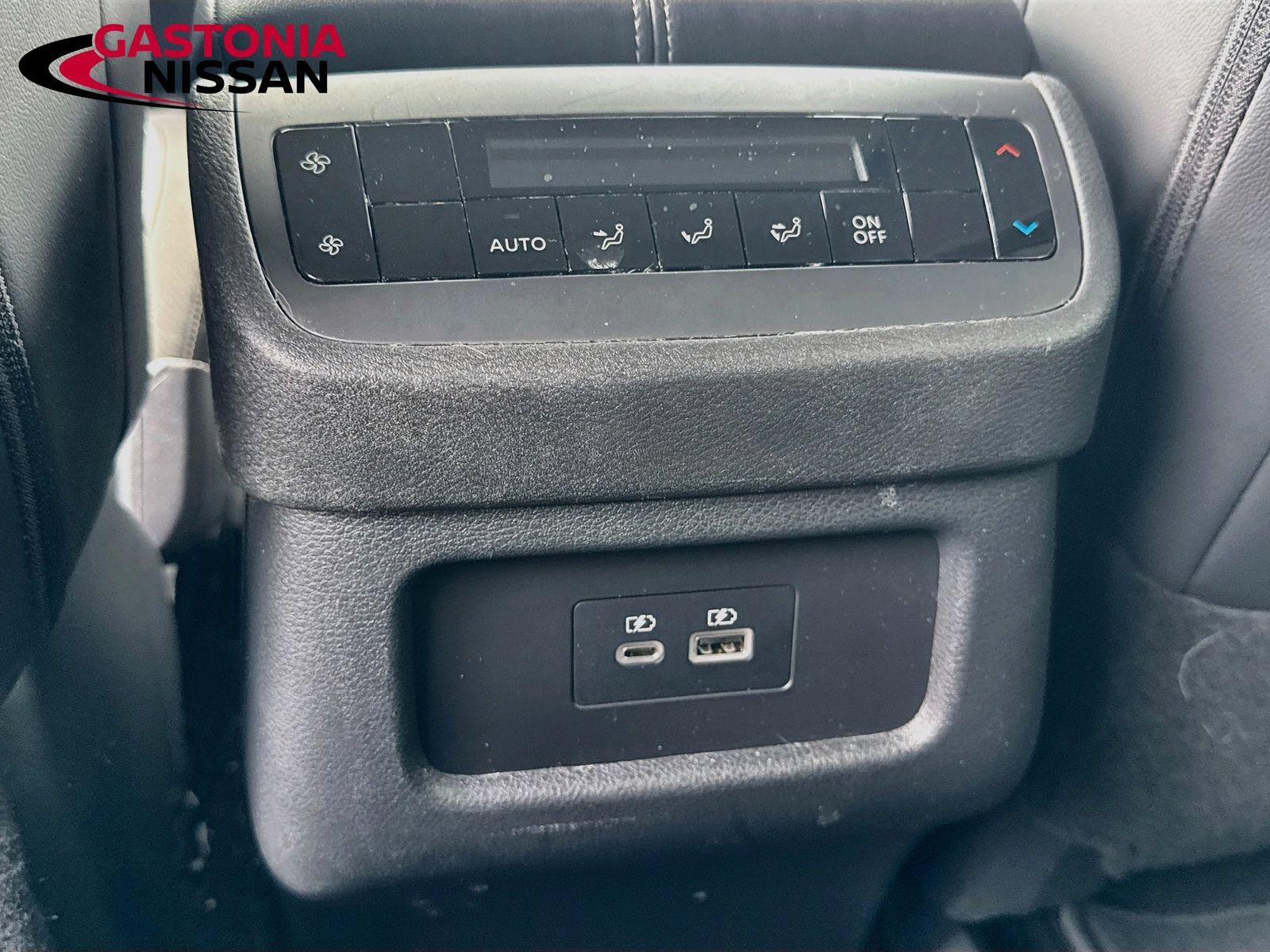Used 2025 Nissan Pathfinder SL FWD image 32