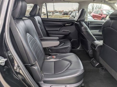 Used 2023 Toyota Highlander XLE image 33
