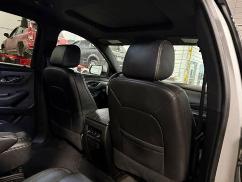 Used 2022 Chevrolet Traverse LT w/ LT Premium Package AWD/4WD image 11