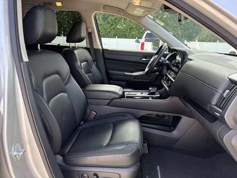 Used 2025 Nissan Pathfinder SL FWD image 27
